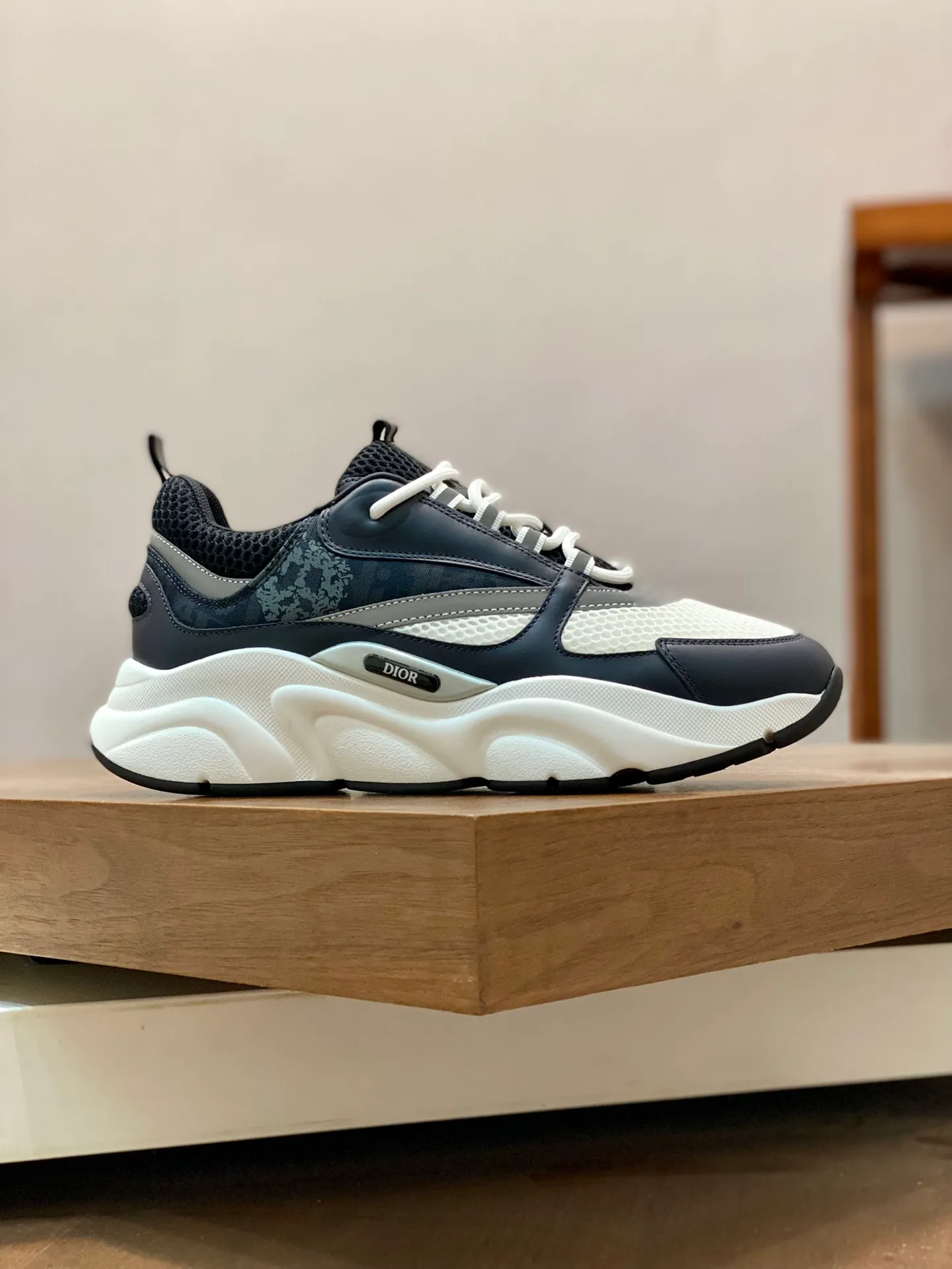 Factory price: 500💰 Dior B22 men's jogging fashion sneakers. This item draws inspiration from retro jogging shoes. It adopts a thick low-top design, with an upper made of leather and mesh fabric, and a black and white engraved rubber sole. The side is decorated with an embossed "Di~r" logo. Code number: 38-45 (38, 45, 46 can be customized)